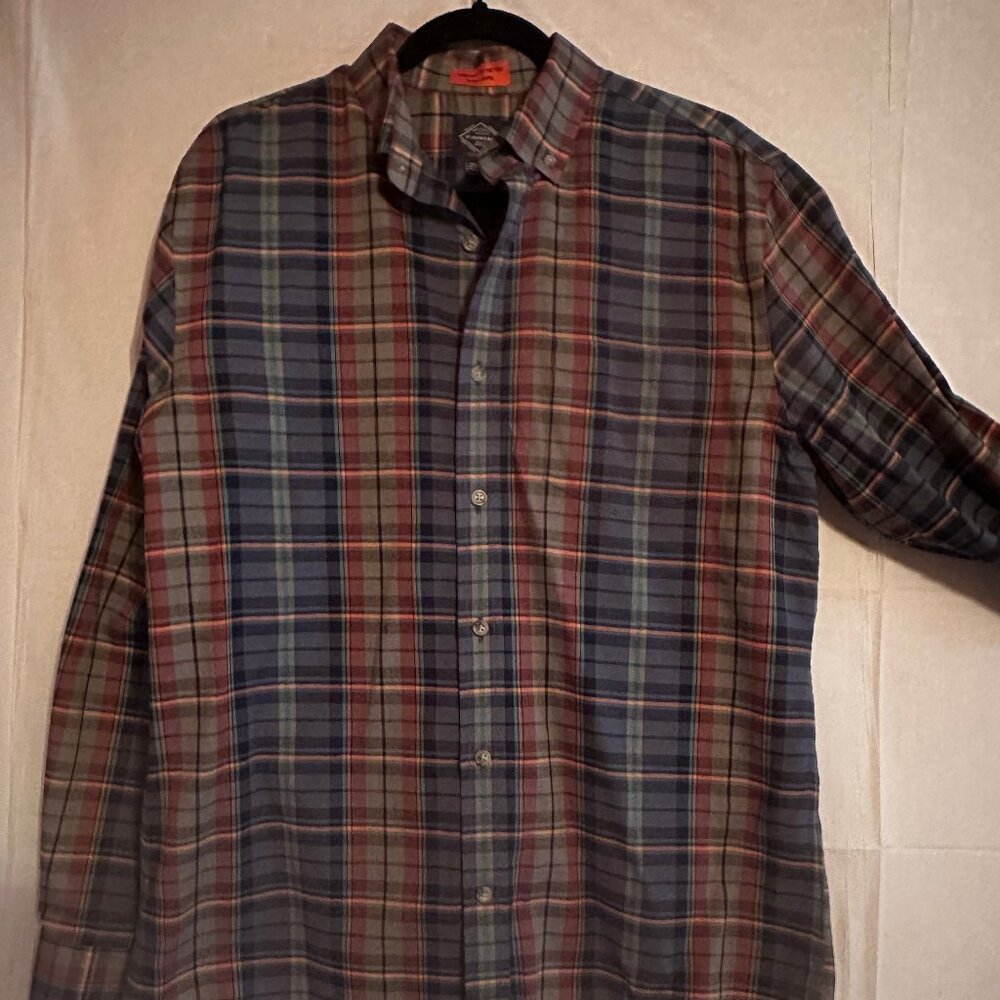 Men's comfort stretch easy care casual stiped button own shirt.